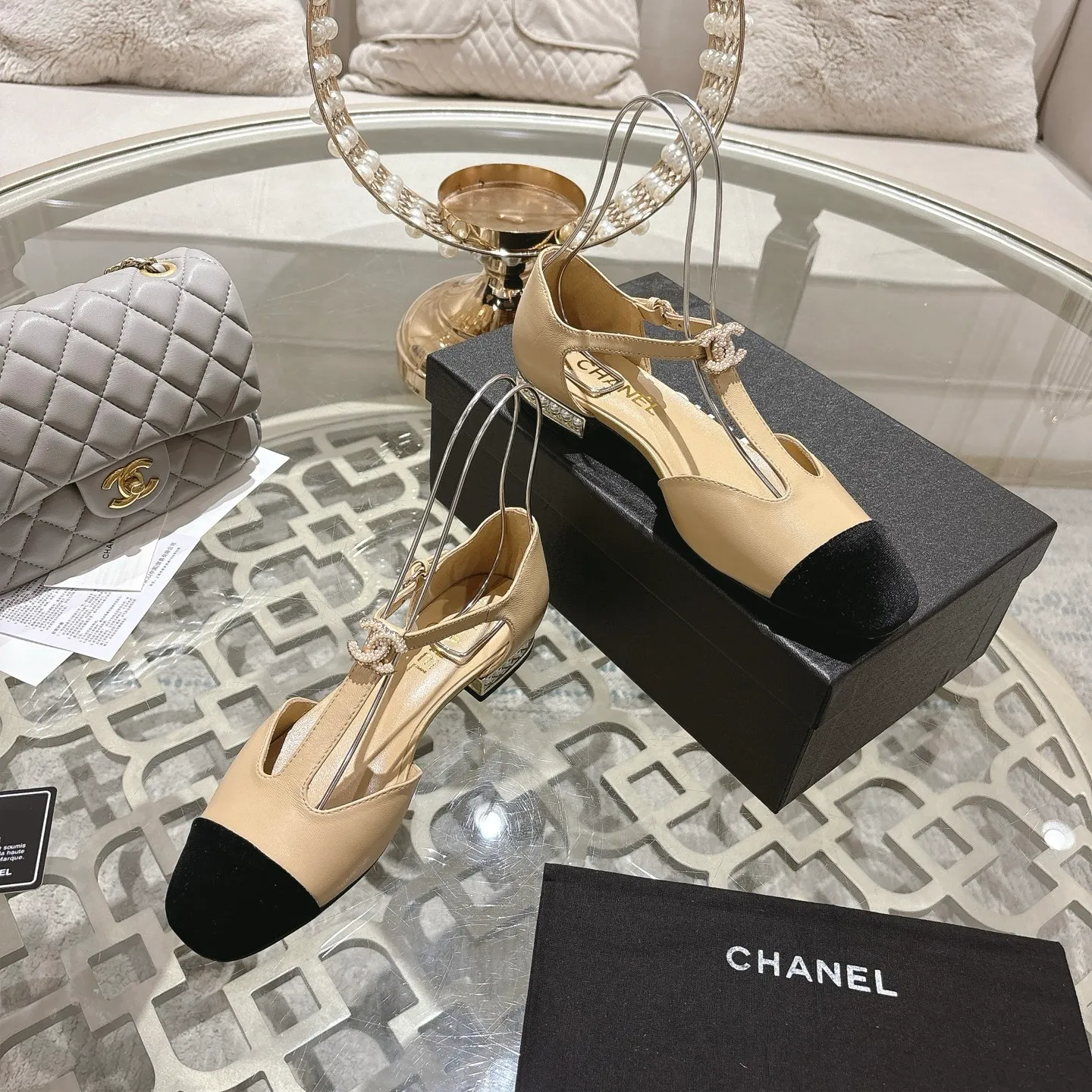 👟👟Ex-factory price 560👟👟 25ss early autumn new Xiaoxiang Chanel pearl double C buckle T-strap Mary Jane shoes pearl heel buckle shoes doll shoe design is so cute 💥The daughter of a rich family has the sense of sight, retro sweetness and age reduction! Mary Jane's unique noble texture allows you to practice various combinations of beauty. Beauty and comfort coexist. Who can not be tempted? The high-end simple style will never go out of style when worn again and again. It vividly interprets the charm of the exclusive fragrance. More possibilities for shaping. Original molded hardware buckle. Upper: lambskin. Lining: sheepskin. Outsole: genuine leather outsole imported from Italy. Size: 35-39 (40.41 custom-made, non-refundable).